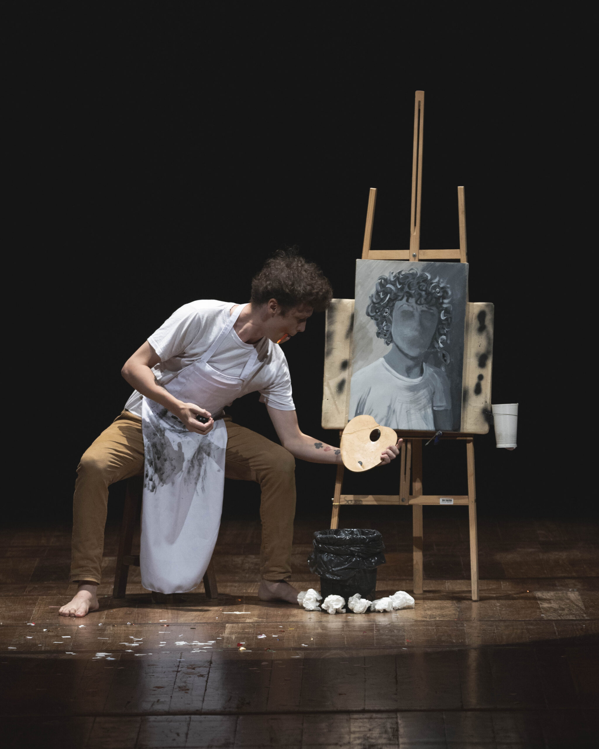 Everton Machado no espetaculo Pintor do Absurdo, pintura ganhando vida no palco