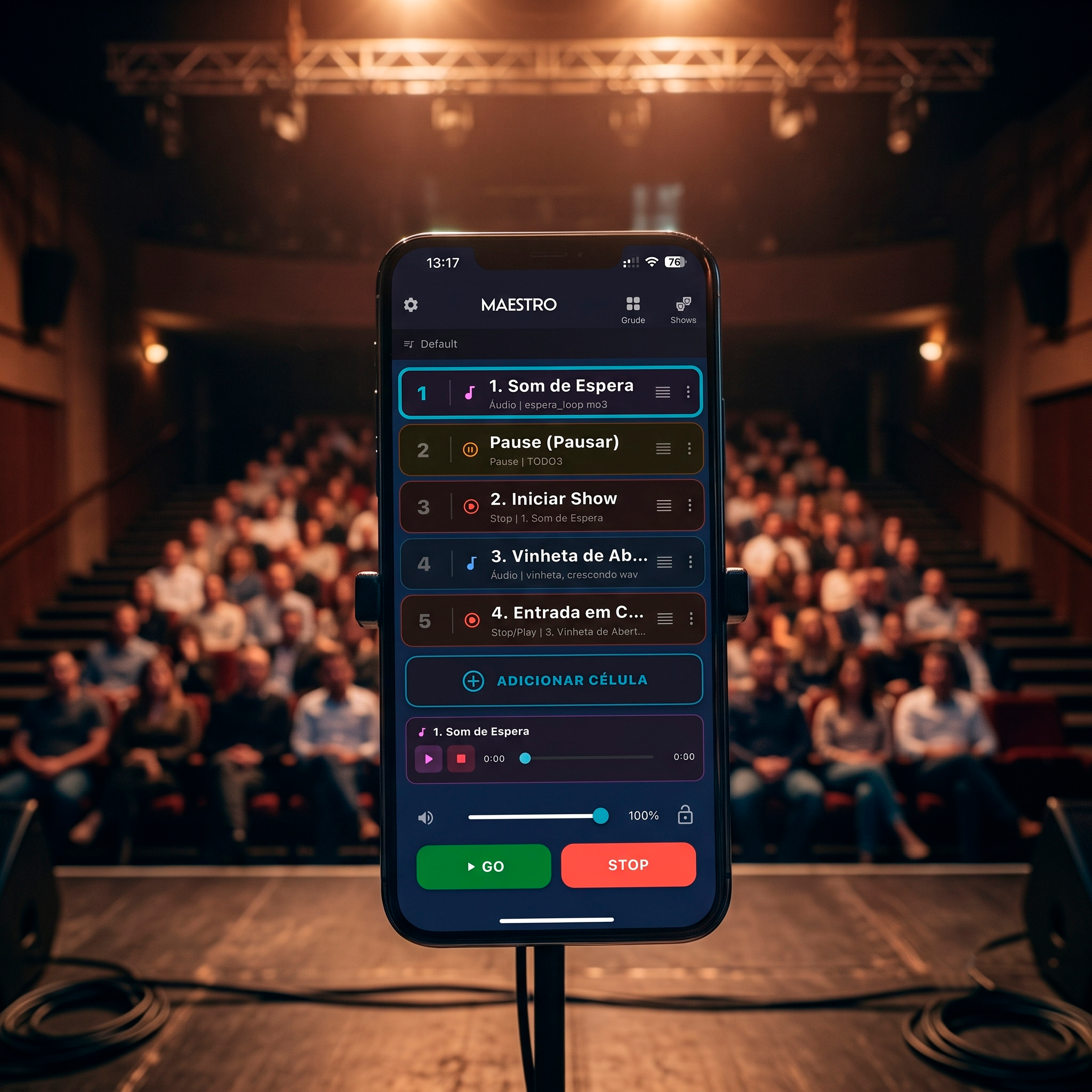Maestro em um celular diante de um público